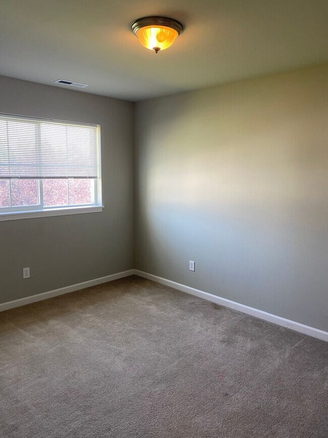 Building Photo - Spacious End Unit Condo