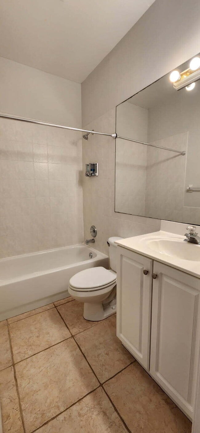 Building Photo - 2073 Cove Ln