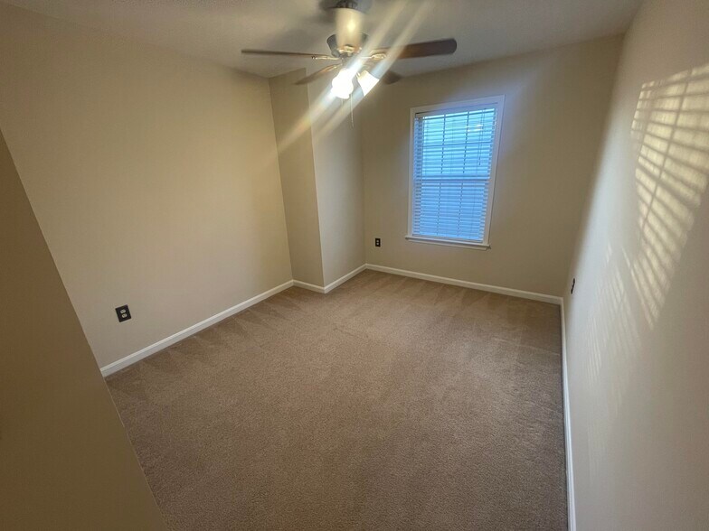 Building Photo - 16 Regency Dr