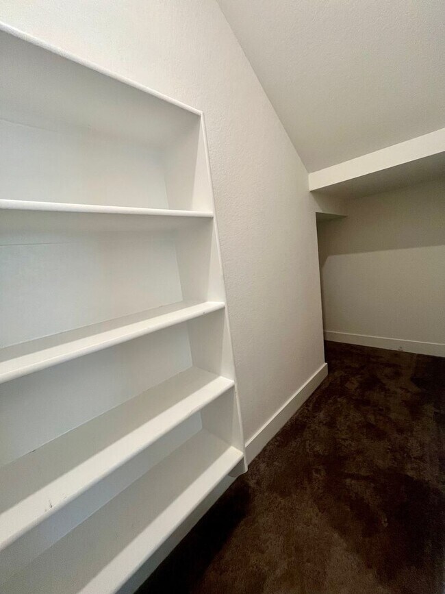 Building Photo - Spacious 4 Bedroom / 4 Full Bath Home w/ M...