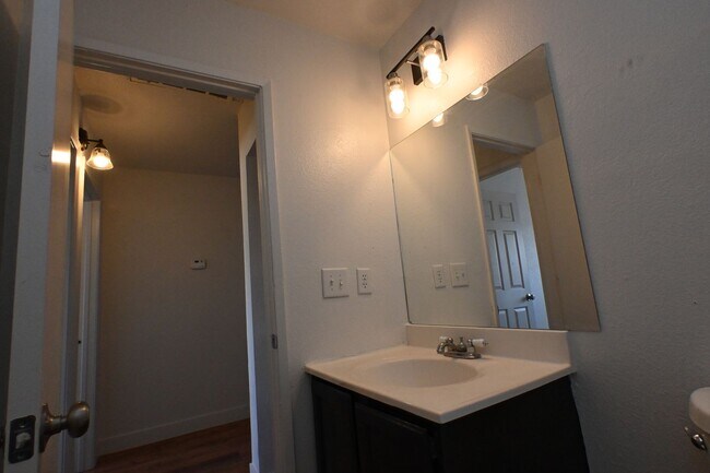 Building Photo - 1512 Cobb Ln