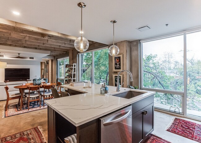 Building Photo - 1115 S Alamo St