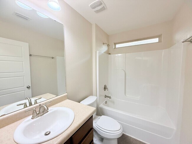 Building Photo - 3 Bed/2 Bath All-Brick Home