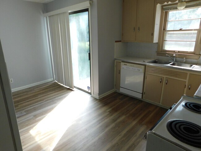 Building Photo - Charming 2 bedroom, 1 bathroom home locate...