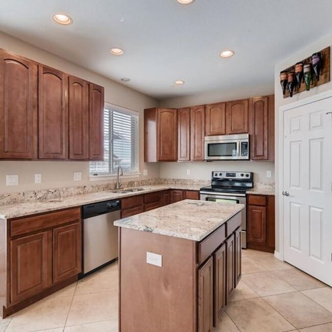 Building Photo - Wonderful Newer Home