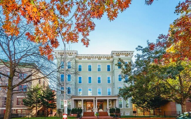 Building Photo - Columbia Heights Penthouse Condo | 1 Bed | 1 Bath | 600 Sf
