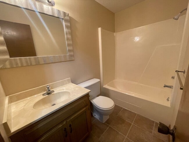 Building Photo - Cozy House 3 bed 2 bath 2 car garage looki...