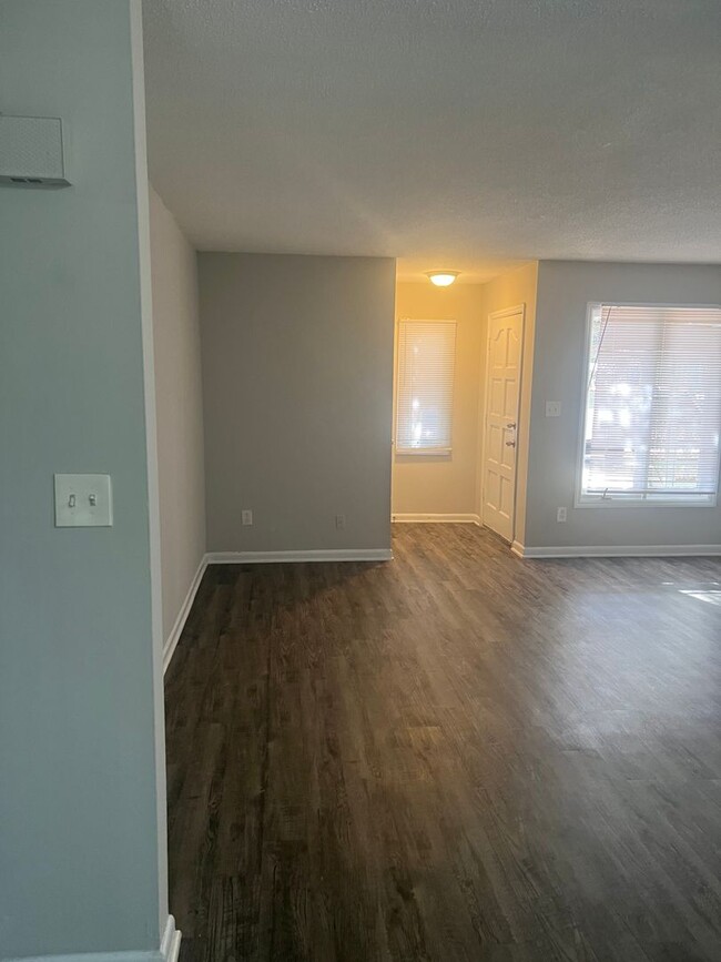 Building Photo - 1bed/1bath condo, 1st floor 758 sqft for o...