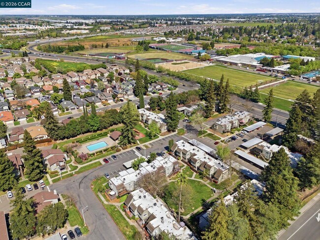 Building Photo - 102 Luna Grande Cir