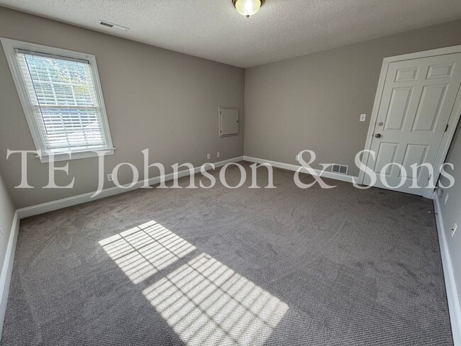 Building Photo - Spacious 3BR Home with Vaulted Ceilings, Gas Logs & Two Car Garage in Winston-Salem