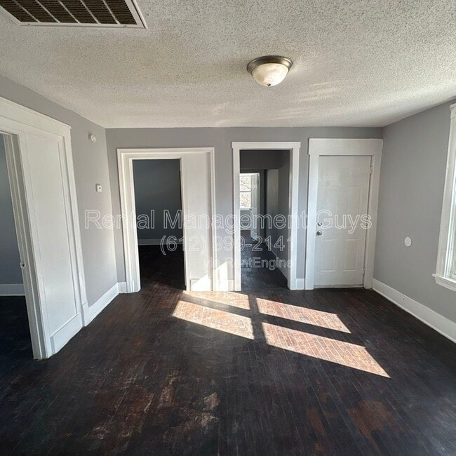 Building Photo - 2931 N Bryant Ave