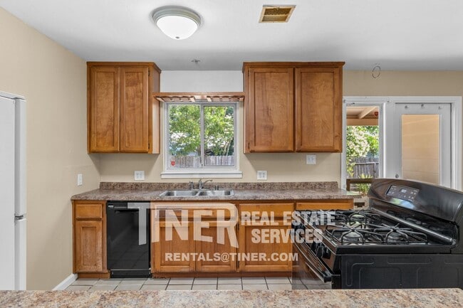 Building Photo - Sunny North Highlands Home