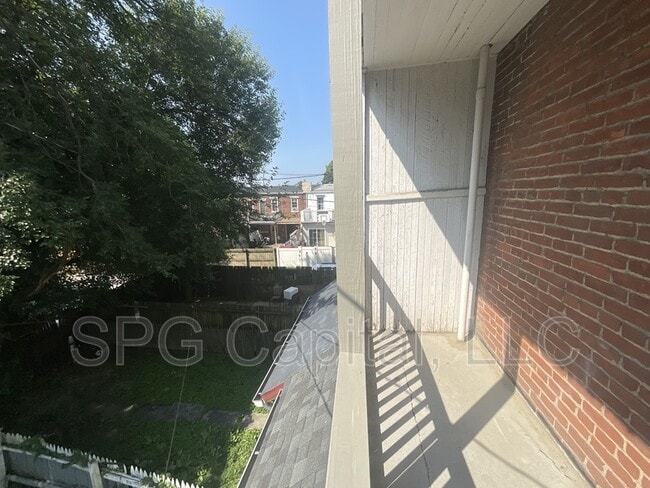 Building Photo - 728 W Mason Ave
