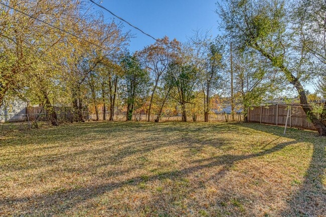 Building Photo - 2 bedroom/1 bathroom - Centrally Located in Norman!!