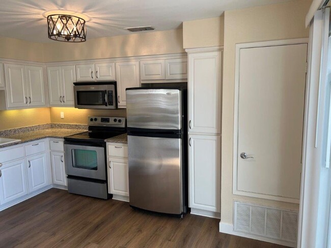 Building Photo - Remodeled 1 Bedroom Condo Fairfield *Star ...