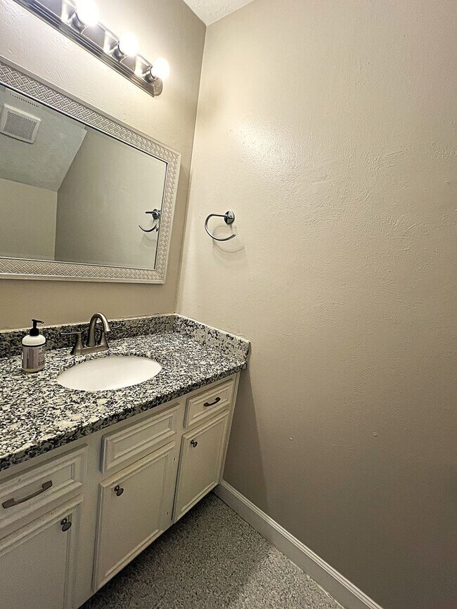 Building Photo - Conveniently Located Humble Townhome