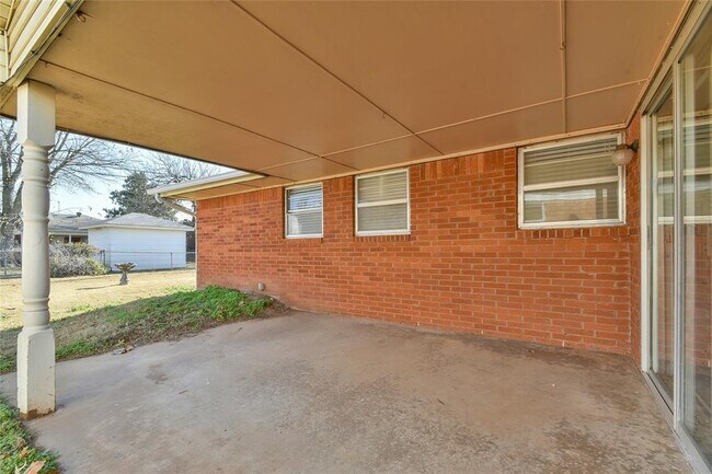 Building Photo - 608 Moraine Ave