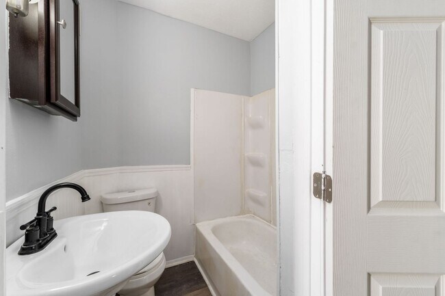 Building Photo - Freshly Updated Townhome Apartment!