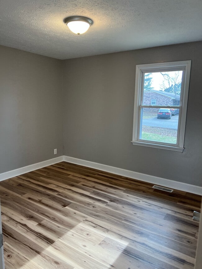 Building Photo - 119 Lakeview Dr