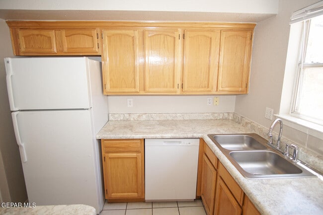 Building Photo - 2151 Sun Manor Dr