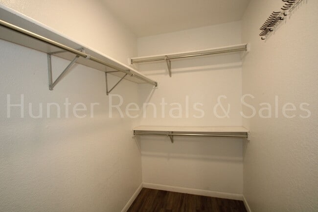 Building Photo - Move-In Ready Gem with Spacious Backyard