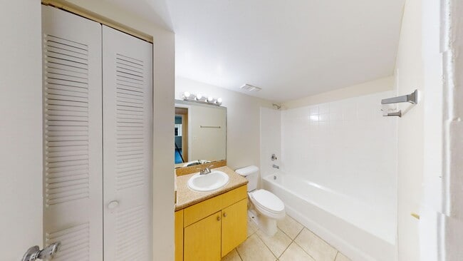 Building Photo - 2BD/1BA Condo  **First Floor & Water Included**