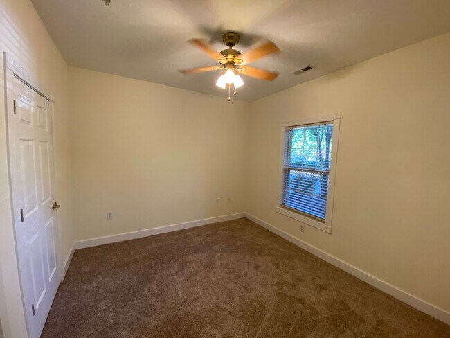 Building Photo - Pristine move in ready Condo located in He...