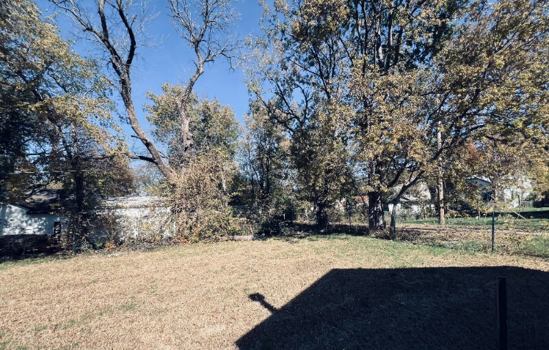 Building Photo - 912 E Skinner St