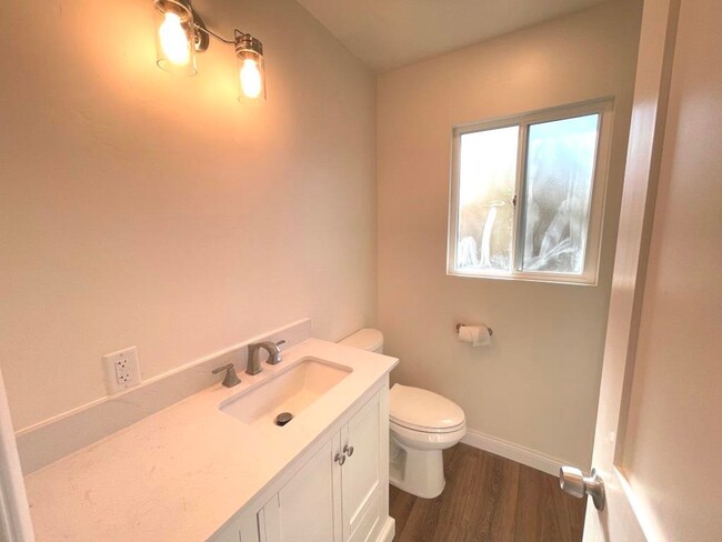 Building Photo - Like New Inside! Remodeled 3bd/2ba House I...