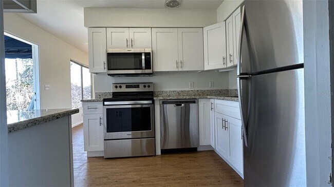 Building Photo - 1028 Lake Weldona Dr