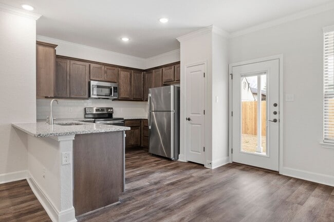 Building Photo - Like-New 3BR Duplex in Gated Community w/ Parks, Granite Kitchen & Private Yard
