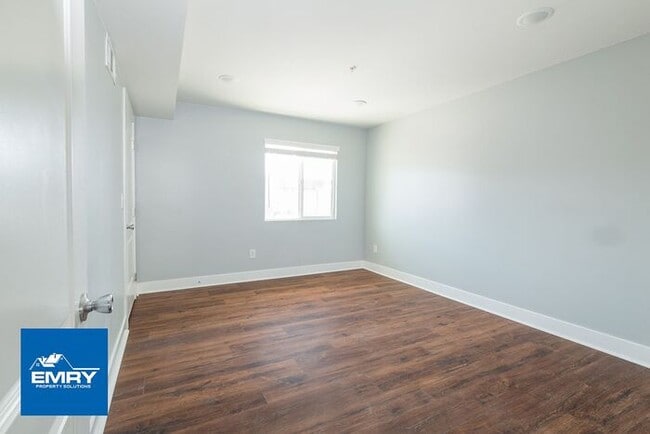 Building Photo - Gorgeous 3 Bd 2 Ba Duplex for Rent!