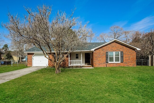 Primary Photo - Beautiful Home with Vaulted Ceilings!