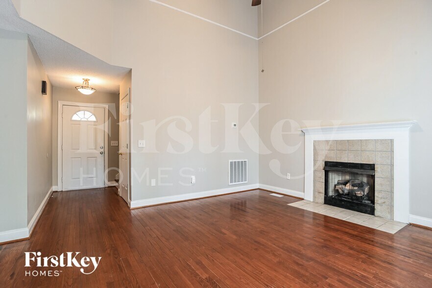 Building Photo - 811 Willow Ln