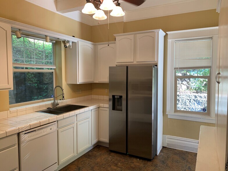 Kitchen - 1019 W 6th Ave
