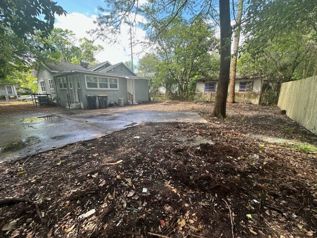 Building Photo - **Move in Ready** 3/2 Single Family home