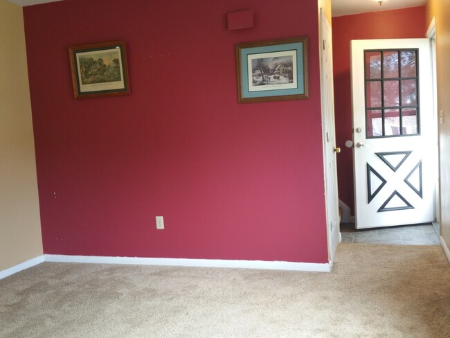 Building Photo - Spacious 3 Bedroom Townhome