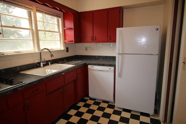 Building Photo - Two bedroom apartment in Clifton Heights