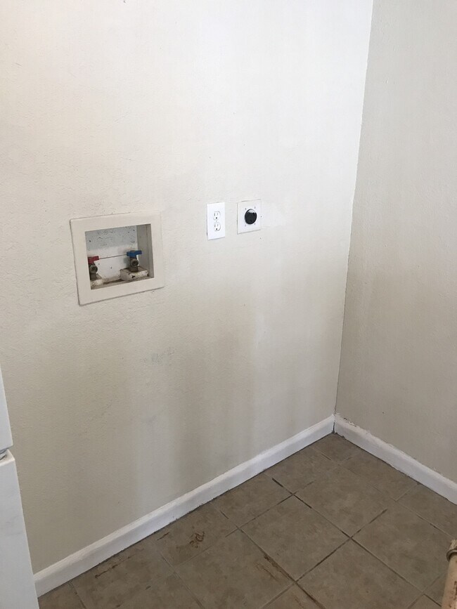 Building Photo - 2-1 Apartment with Central Air