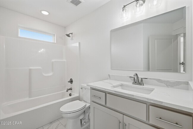 Building Photo - 924 Grace Ave