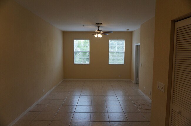 Building Photo - 335 E Thatch Palm Cir