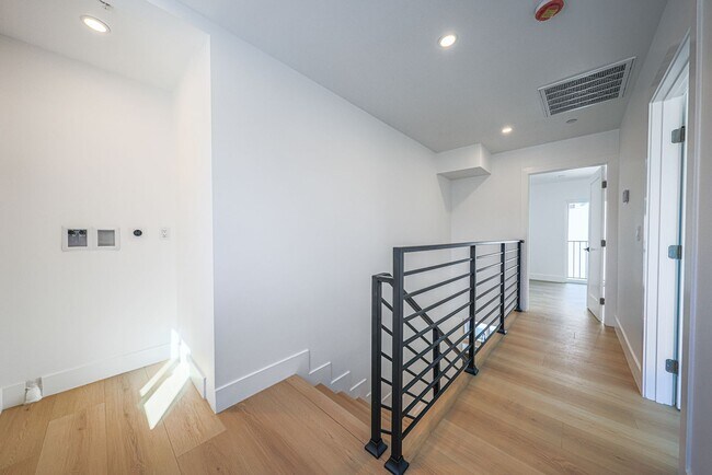 Building Photo - 1237 N Orange Dr