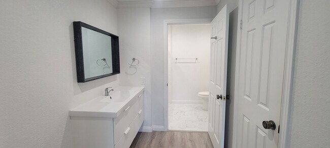 Building Photo - Welcome to our stunning 1-bedroom, 1.5-bat...
