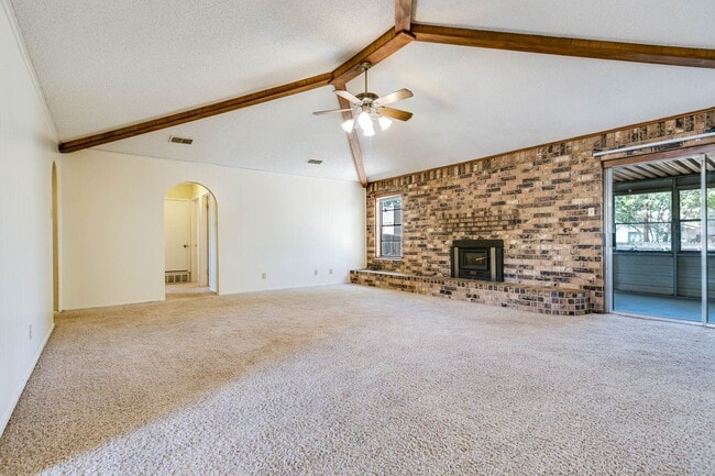 Building Photo - PAY NO SECURITY DEPOSIT! Spacious 3-bedroo...