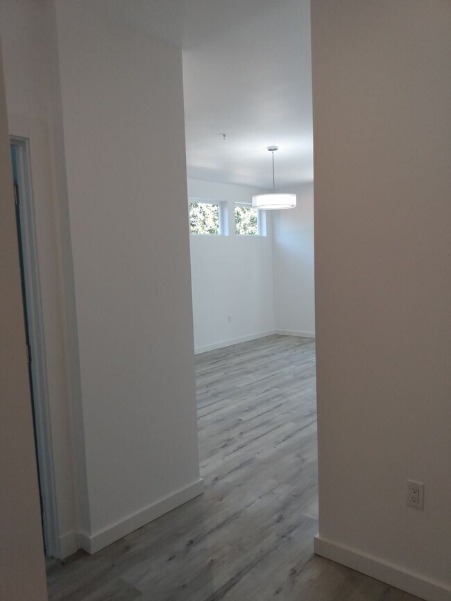 Building Photo - 3 BD/2 BA -Two-Level Townhome, 1bdrm lower...