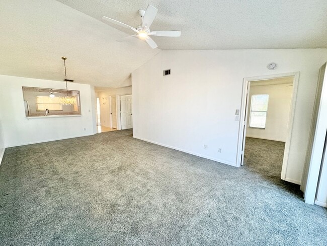 Building Photo - ** NEWCASTLE ** BERKSHIRE LAKES ** 3 BED /...