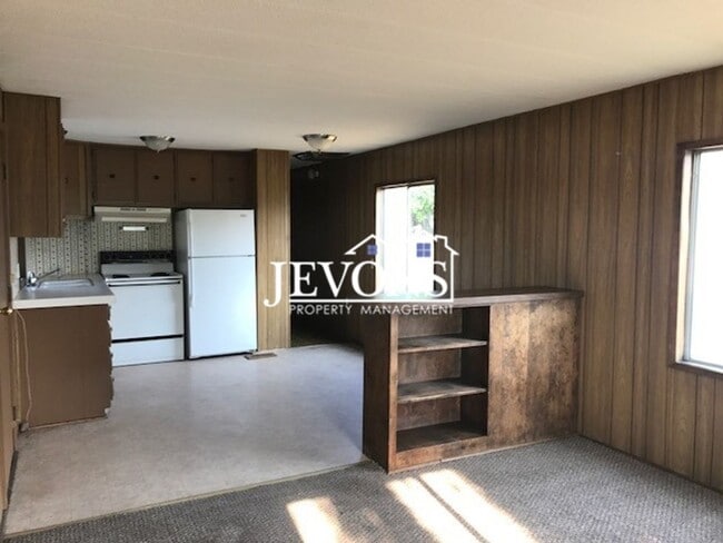 Building Photo - Experience this inviting Tieton home - Flexible short-term and long-term leases