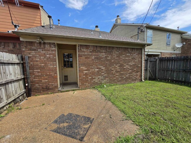 Building Photo - 7733 Shadowland Dr