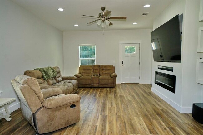 Building Photo - 168 Engelbrecht Rd