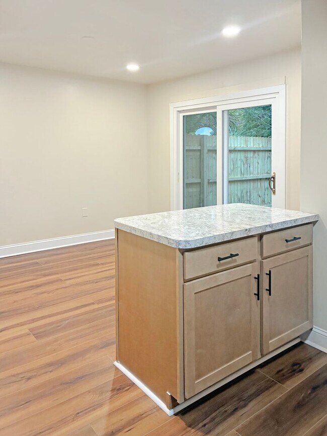Building Photo - Holiday Special! 2 Bed in Henrico Neighborhood – No Application Fee This Season!